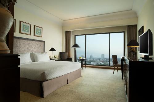 泗水泗水城地球度假村的酒店客房设有一张床和一个大窗户
