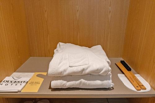 清州市Gloucester Hotel Cheongju的一张桌子上一叠白色毛巾