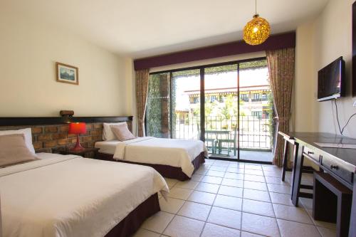 蔻立拷叻托尼旅馆的酒店客房设有两张床和一个阳台。