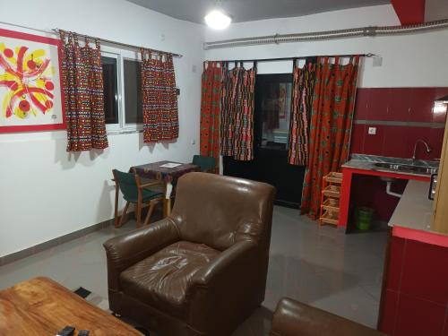 比绍HOTEL BADINCA Alojamento Low Cost in Bissau avenida FRANCISCO MENDES的客厅配有真皮座椅和桌子