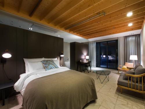 首尔首尔麻谷SR酒店的一间带大床的卧室和一间客厅
