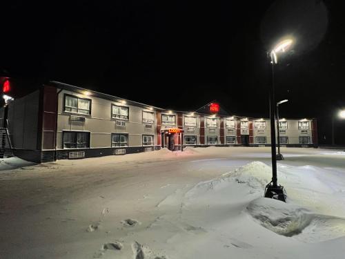 沃瓦HWY 17 Hotel的酒店前方的雪地停车场