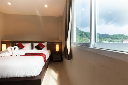 Ban KhaekPranee Home Phang-nga的一间卧室设有一张床和一个大窗户