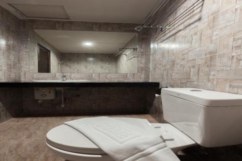 Ban KhaekPranee Home Phang-nga的浴室配有白色卫生间和盥洗盆。