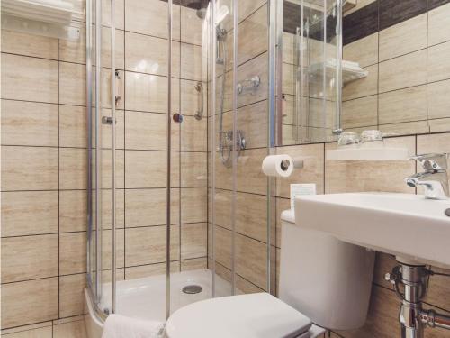 华沙克米娜酒店的一间浴室
