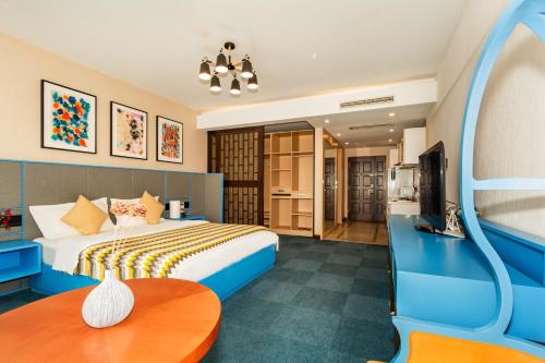 北京北京世贸天阶酒店式公寓的酒店客房配有一张床铺和一张桌子。