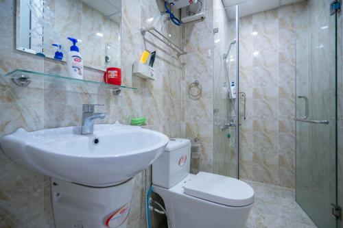 下龙湾Homestay 1986 Hạ Long - Căn hộ 2 phòng nghỉ view biển的一间带水槽、卫生间和淋浴的浴室