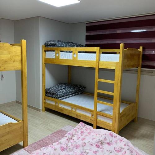 光州Sanwol Guesthouse的配有2张双层床的宿舍间