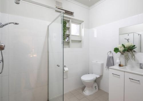 格莱内尔格Glenelg Beach House With Private Beachfront Pool的白色的浴室设有卫生间和淋浴。