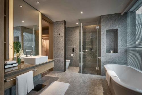 上海上海虹桥绿地铂骊酒店的带浴缸、水槽和淋浴的浴室