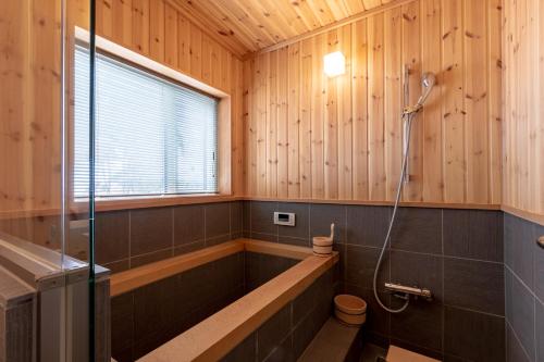 二世古Owl House Niseko的带淋浴和卫生间的浴室。