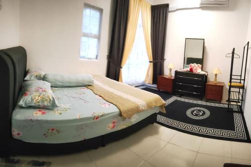 怡保Casa Klebang Homestay的一间卧室配有一张床和镜子