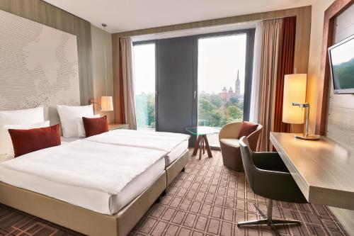 不莱梅不来梅施泰根贝格尔饭店的酒店客房设有一张床和一个大窗户