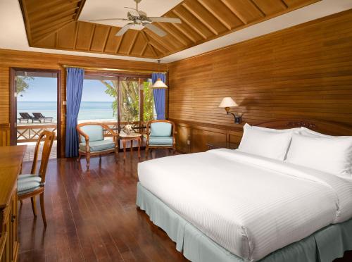 芭环礁Royal Island Resort at Baa Atoll Biosphere Reserve的一间卧室配有一张床,享有海景