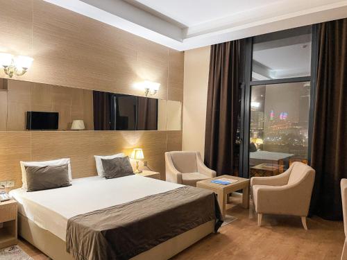 巴库NOBEL Hotel的酒店客房设有一张床和一个大窗户