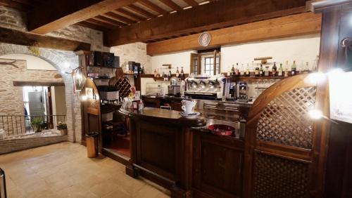 卡梅里诺Borgo de' Varano by Hotel I Duchi的一间厨房,一间内设酒吧