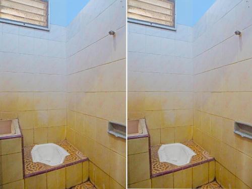 棉兰SPOT ON 92340 Lida Hotel的两张带卫生间的淋浴图片