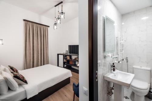 第比利斯VovaDoma的白色的浴室设有床和水槽