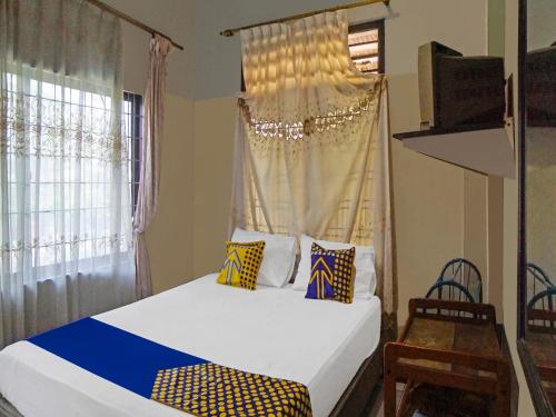 棉兰SPOT ON 92340 Lida Hotel的一间卧室设有一张床和一个窗口