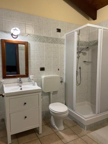 圣斯泰法诺贝尔博Cadgal - Tenuta Valdivilla的带淋浴、卫生间和盥洗盆的浴室