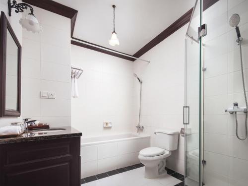 暹粒吴哥城堡住宿酒店的带浴缸、卫生间和盥洗盆的浴室