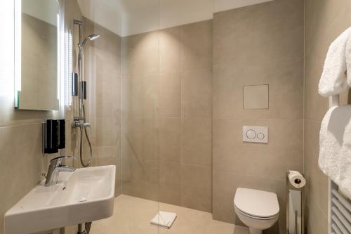 维也纳DaunTown Rooms - Self Check-In的一间带水槽、卫生间和淋浴的浴室