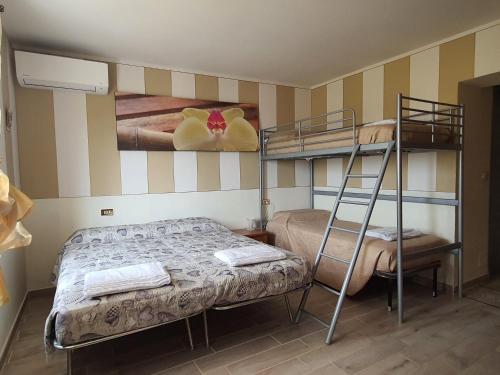 纳托La corte delle fate的一间卧室设有两张双层床和梯子