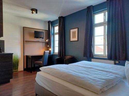 毛尔布龙Hotel Klosterpost的一间卧室配有一张床和一张书桌