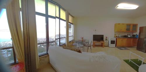 海法Amazing Panorama Bay view 3 room flat的客厅配有白色沙发和大窗户