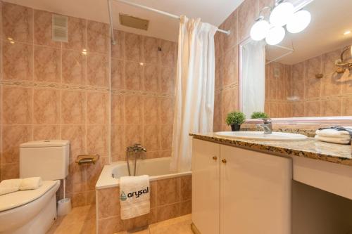 萨洛Apartamentos Alboran-Arysal的浴室配有盥洗盆、卫生间和浴缸。