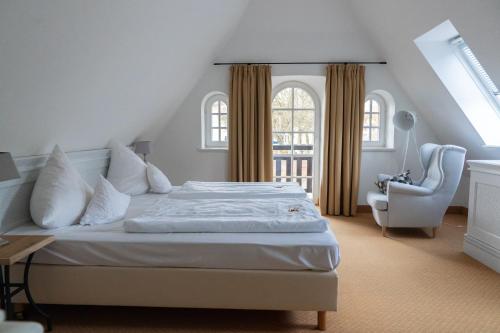 DuvenstedtHotel Alster Au的卧室配有床、椅子和窗户。