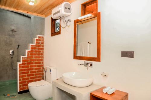 锡吉里亚NATURALIZA的一间带水槽、卫生间和镜子的浴室