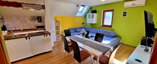 博维茨Simonai Apartment的厨房以及带桌子和沙发的客厅。