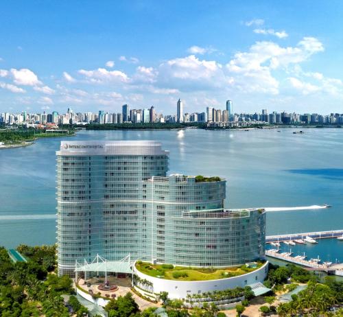 海口海口华彩洲际酒店的水体旁一座大建筑的空中景观