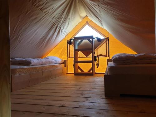 KesterenSafaritent Betuwe Lodge的帐篷内带两张床的房间