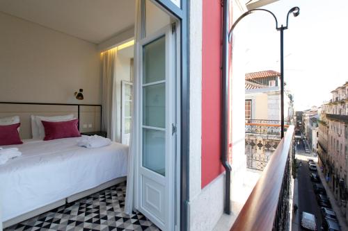 里斯本Hotel Lis Baixa的一间卧室设有一张床和一个阳台
