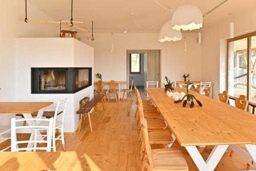 戈雷尼斯卡地区采尔克列Eko Glamping Resort Krištof的用餐室配有大型木桌和椅子