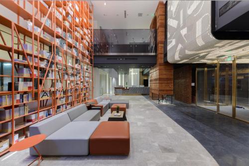 北京北京中关村北外亚朵S酒店的一个带沙发和书架的图书馆