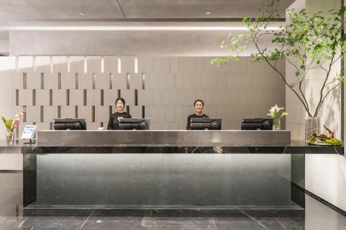 上海上海陆家嘴世博中心亚朵S酒店的两个女人坐在大堂的桌子旁
