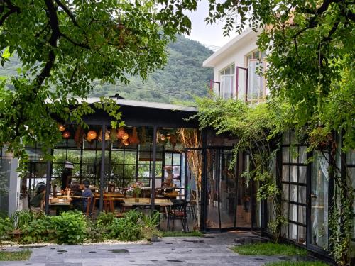 北京北京遇花园休闲度假民宿的餐厅设有玻璃门和桌子