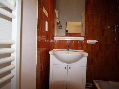 奥瑞斯Appartement Auris, 1 pièce, 3 personnes - FR-1-297-35的浴室设有白色水槽和镜子