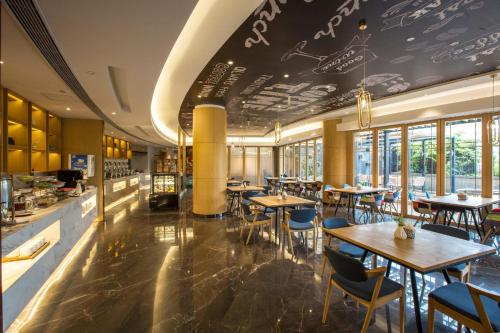 宁波宁波天一广场亚朵酒店的餐厅设有桌椅和窗户。