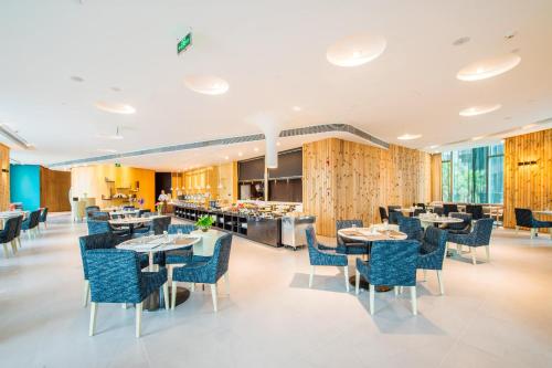 深圳深圳滨河时代亚朵S酒店的一间设有蓝色桌椅和柜台的餐厅