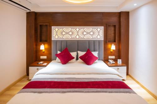 加德满都Hotel Ama-La, Thamel, Kathmandu的一间卧室配有一张带红色枕头的大床