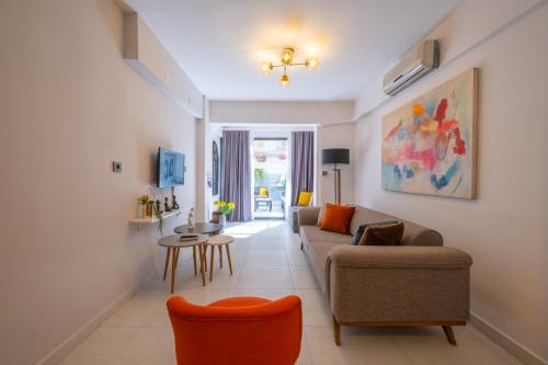 马尔马里斯Ezgi's Apartment with Private Garden in Marmaris的客厅配有沙发和桌子