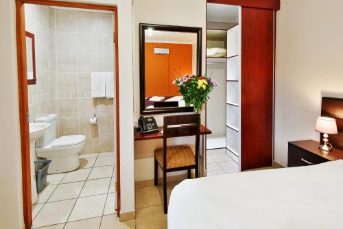 哈特比斯普特The Venue Country Hotel & Spa的一间酒店客房 - 带一张床和一间浴室