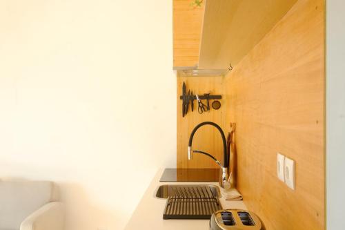 VárzeaVilla Várzea - The Black Cabin的厨房配有水槽和带键盘的台面