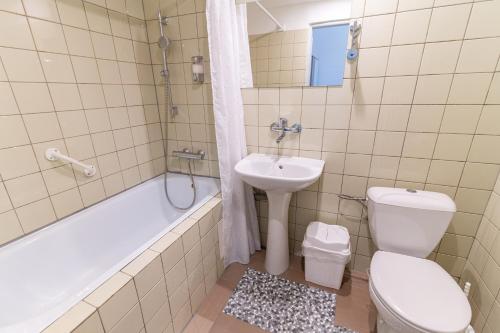利普托斯基米库拉斯Turistická ubytovňa的浴室配有卫生间、盥洗盆和浴缸。