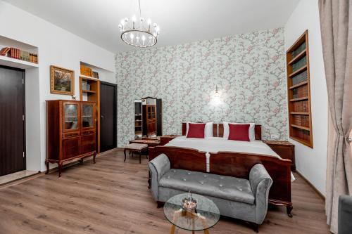 第比利斯VovaDoma的一间卧室配有一张床、一张沙发和一张桌子