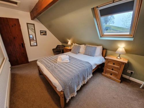 霍普Twitchill Farm Holiday Cottage的一间小卧室,配有床和窗户